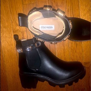 Haven’t been worn. Material is new. Clean shoes. Causal shoes.